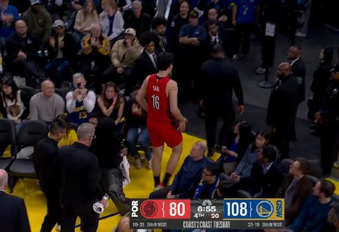 幸無大礙！楊瀚森後腦被撞後經(jīng)短暫檢查重返球場繼續(xù)比賽