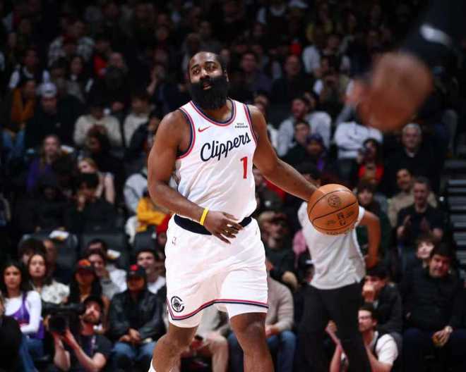 沖進前十！小卡傷?？齑訒r險勝猛龍 哈登31+10連中關(guān)鍵球