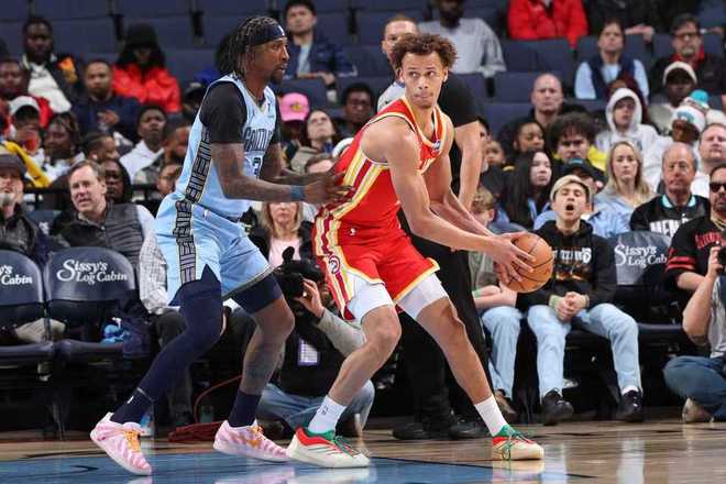 老鷹險(xiǎn)勝灰熊終結(jié)4連?。航軅?2+15+8 莫蘭特23+12丟絕殺