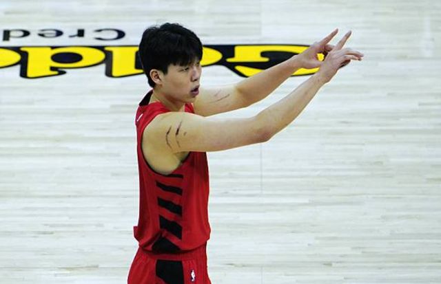 隊(duì)記：楊瀚森在NBA賽場(chǎng)掙扎有三大原因 對(duì)他的長期未來仍充滿信心