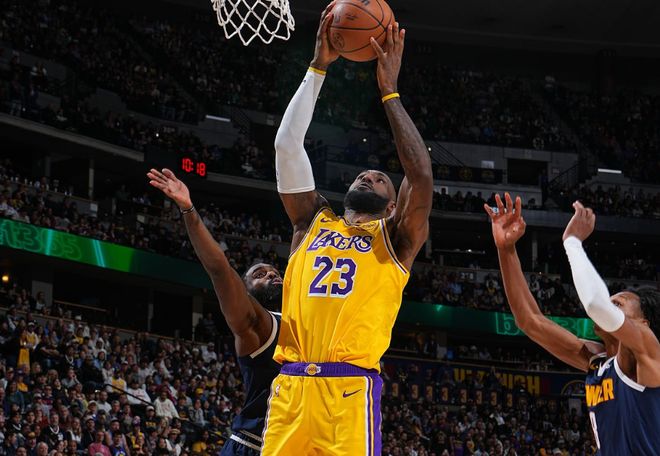 詹姆斯200歲還能扣太離譜！本人回應(yīng)朋友稱贊：6個(gè)笑哭了表情