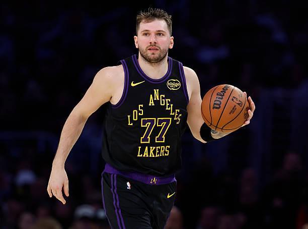 東契奇僅用時(shí)18分鐘便取得三雙，創(chuàng)造湖人隊(duì)史最快紀(jì)錄