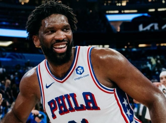 76人險(xiǎn)勝太陽奪第30勝：恩比德33+9馬克西29+9 布克復(fù)出21+9