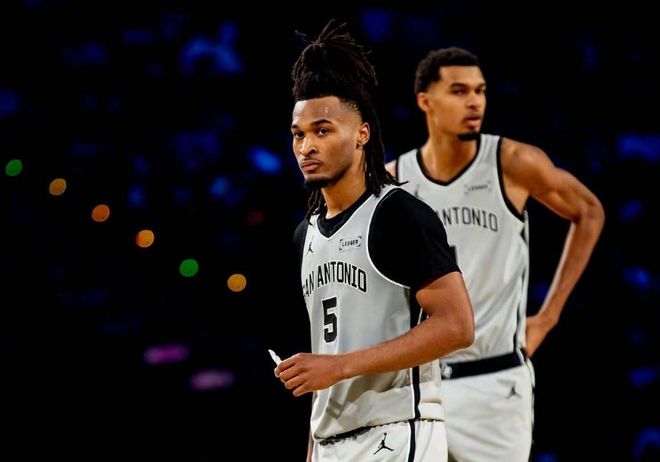 馬刺三殺送獨(dú)行俠7連?。嚎ㄋ?fàn)?0+12+12生涯新高 文班16+11